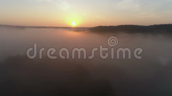 日出无人机在秋天雾水之上的画面视频的预览图