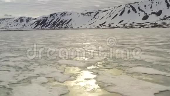 多山的海岸被白雪覆盖太阳和封闭的云视频的预览图