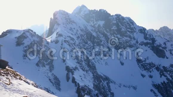 雪山垂直泛舟蓝天灿烂阳光冬季景观视频的预览图