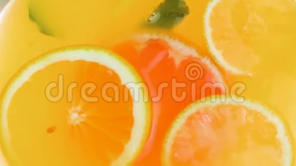 从柠檬缸顶上可以看到漂浮的橘子葡萄柚和新鲜薄荷叶视频的预览图