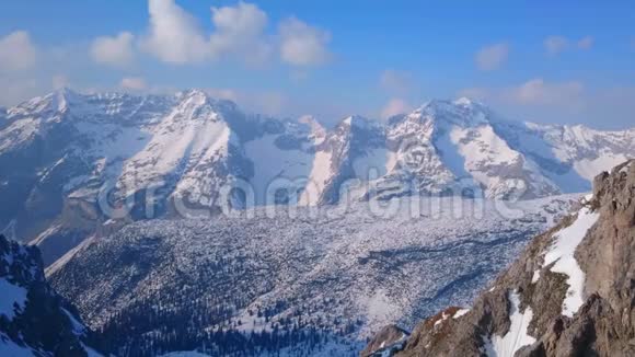 雪山垂直全景明亮蓝天寒假旅游视频的预览图