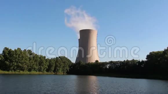 夏季池塘对抗核电站视频的预览图