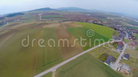飞过耕地绿色牧场农田农业产业视频的预览图