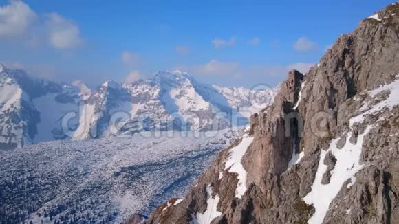 冬季宽山域水平全景白雪覆盖的山丘视频的预览图