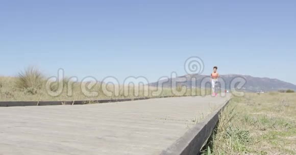 女人在人行道上奔跑视频的预览图