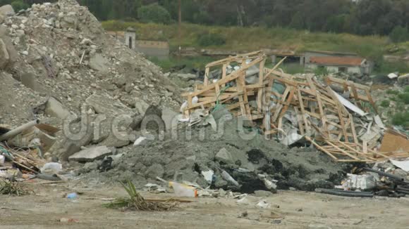可怕的地震后果一堆被拆除的建筑碎片废物存放处视频的预览图