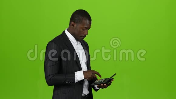 商人用计算器计算他的收入他破产了绿色屏幕视频的预览图