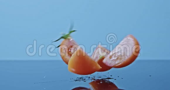 切好的番茄落在光滑的桌子上慢动作2k视频推240fps视频的预览图