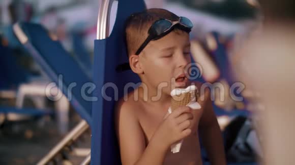 在海滩上儿童吃华夫饼冰淇淋视频的预览图