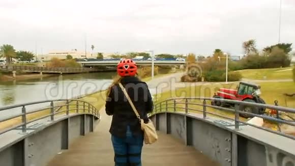 在公园里骑着赛格威的女人视频的预览图