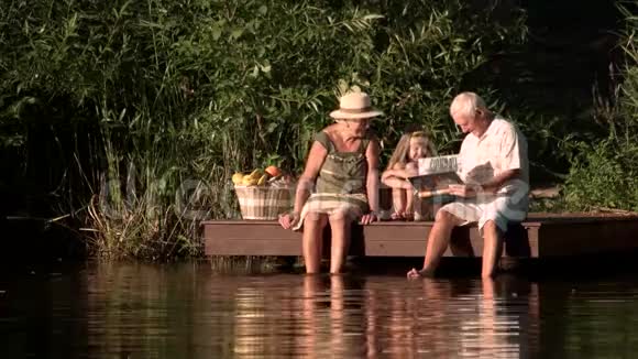 祖父母和孩子在河边视频的预览图