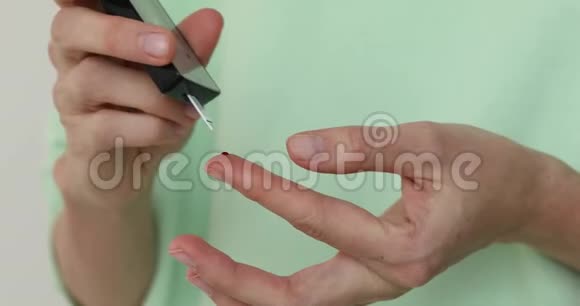 女性用手取血样进行糖检视频的预览图