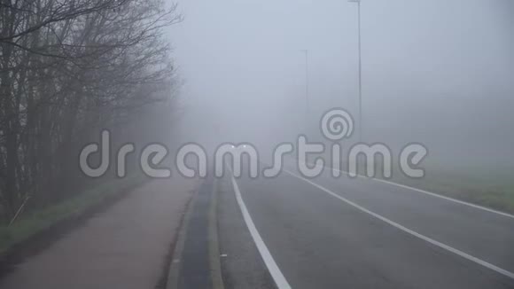 有人影的雾路恐怖的神秘运动视频的预览图