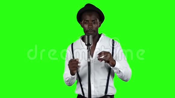 男声员唱成话筒跳舞绿色屏幕慢动作视频的预览图