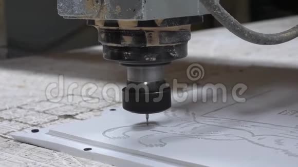 在工厂用铣床加工塑料数控铣床加工一种白色塑料4k视频的预览图