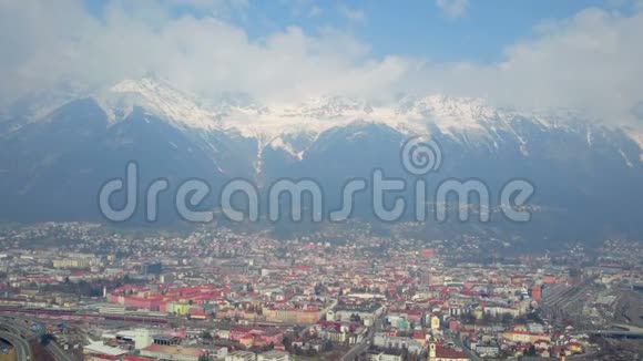 美丽的欧洲城市和白雪覆盖的山脉的冬季全景视频的预览图