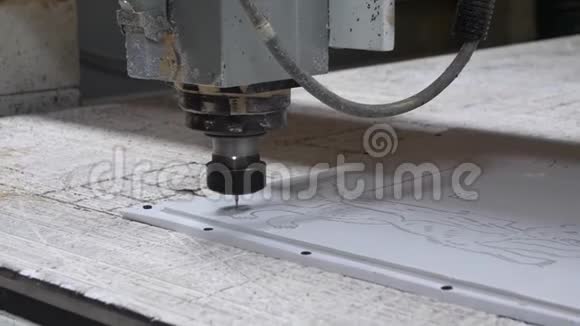在工厂用铣床加工塑料数控铣床加工一种白色塑料4k视频的预览图