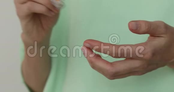 女孩糖尿病穿刺手指测量血液视频的预览图