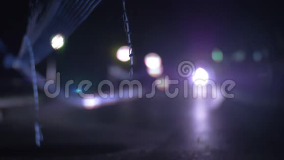 汽车在夜间行驶车灯闪烁视频的预览图