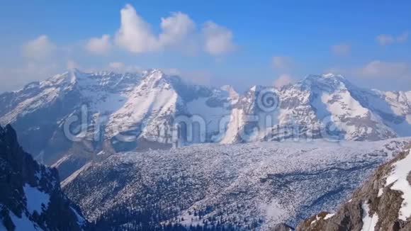 壮观的冬山横向全景晴天的雪山视频的预览图