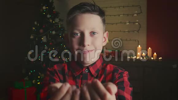 一个男孩在房间里扔纸屑和圣诞装饰的肖像视频的预览图