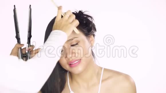 在美发沙龙做发型的女人视频的预览图
