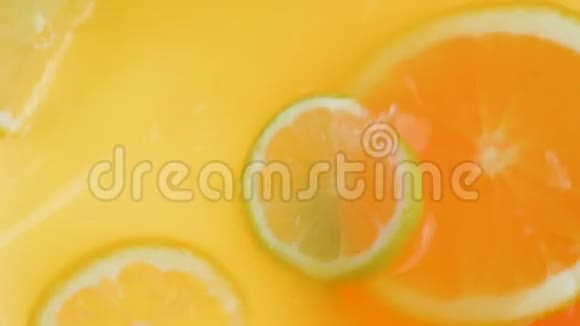 柠檬水和新鲜柠檬橙子和葡萄柚混合的慢镜头视频的预览图