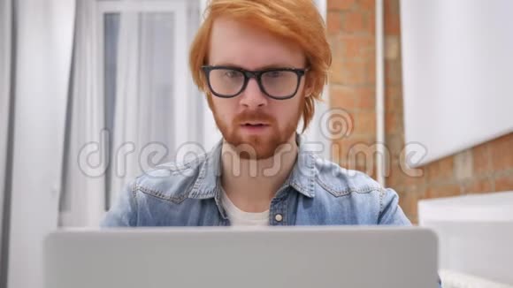 愤怒沮丧的红头发胡子男手机工作视频的预览图