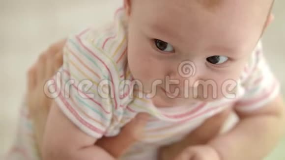 可爱的娃娃脸特写搞笑宝宝情绪快乐儿童肖像视频的预览图