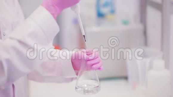 生物技术专家抽取液体样本进行测试视频的预览图