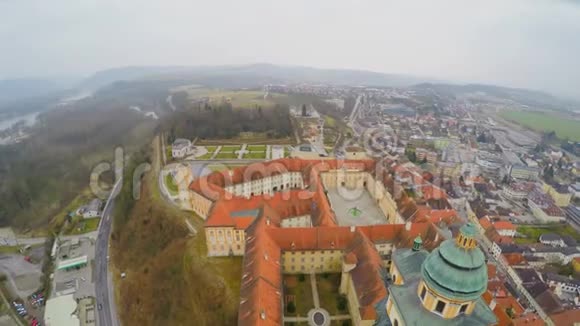 奥地利美丽的梅尔克修道院的空中拍摄多瑙河寒冷的阴雨天气视频的预览图