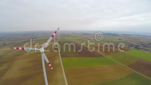 旋转风力涡轮机的空中射击雨天能源自给自足视频的预览图