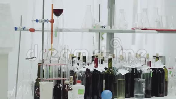 在葡萄酒厂里实验室正在测试葡萄酒视频的预览图