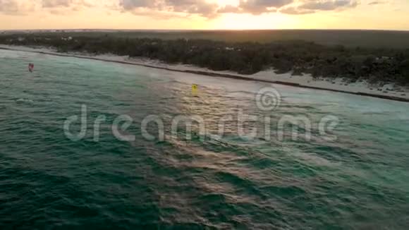 墨西哥图卢姆海滩附近日落时赤鸢冲浪者的空中镜头视频的预览图