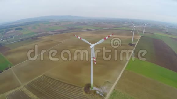 旋转风力涡轮机的俯视图工业风力发电替代能源视频的预览图