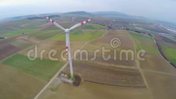 农村大型风力机旋转叶片空中发电视频的预览图