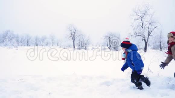 三个孩子一起奔跑在冬季的风景中视频的预览图