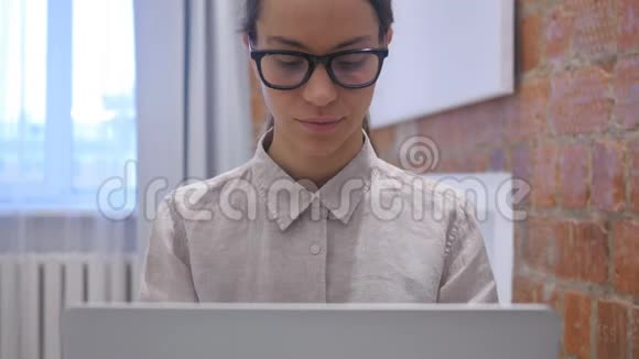 西班牙妇女在笔记本电脑工作时因亏损而兴奋视频的预览图