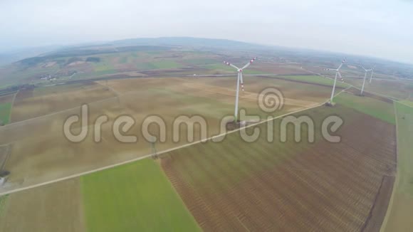 风力涡轮机旋转在美丽的绿色田野乡村可再生能源视频的预览图