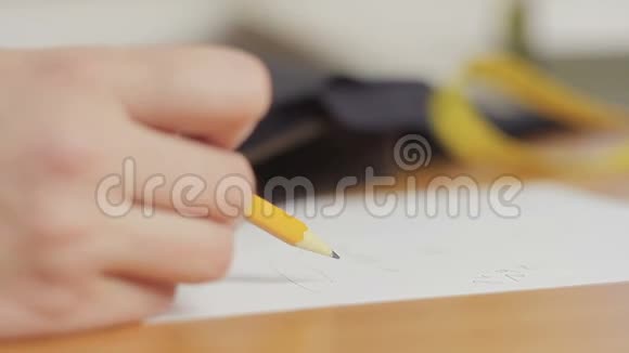 一个女人一个服装设计师用铅笔画一个草图写一个新产品的计算特写视频的预览图