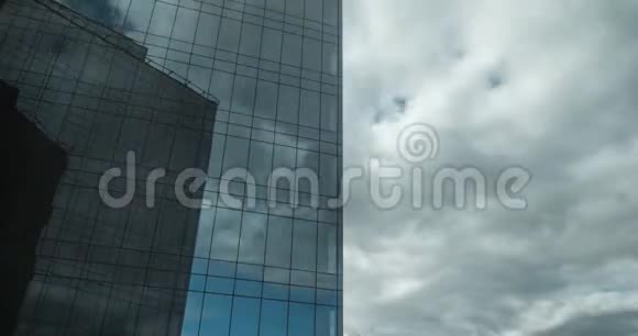 云在玻璃摩天大楼中移动和反射的时间推移视频的预览图
