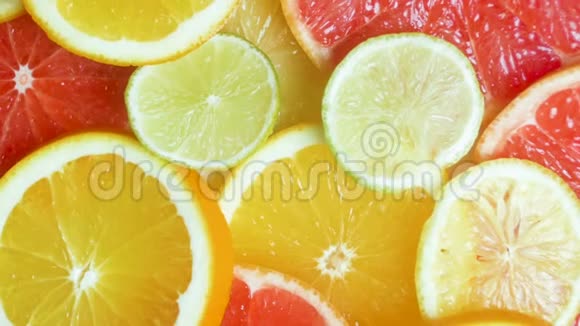 薄荷叶落在橘子葡萄柚和柠檬片上的慢动作录像视频的预览图