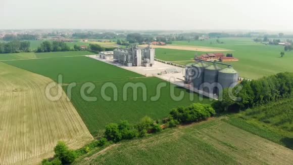 气田农业生产加工和贮藏的现代工业厂房谷物玉米籽粒小麦的麦田视频的预览图