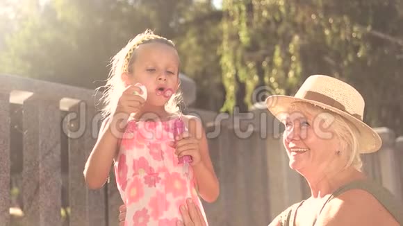开朗的高级女人和她的孙女视频的预览图