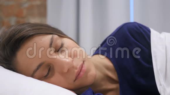 晚上睡在床上的西班牙女人视频的预览图