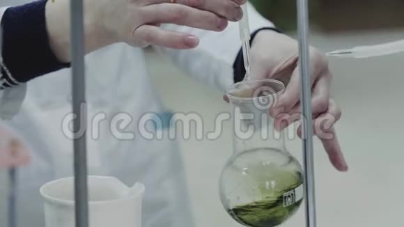 化学实验室的工作过程视频的预览图