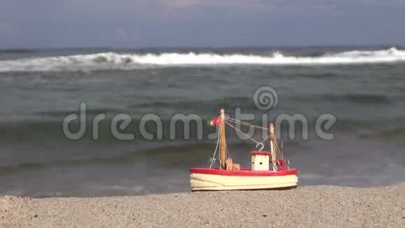 海滩上的玩具船视频的预览图