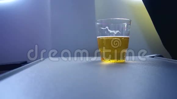 飞机桌上有啤酒视频的预览图