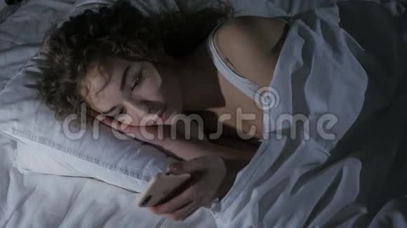晚上躺在床上用手机聊天打电话视频的预览图