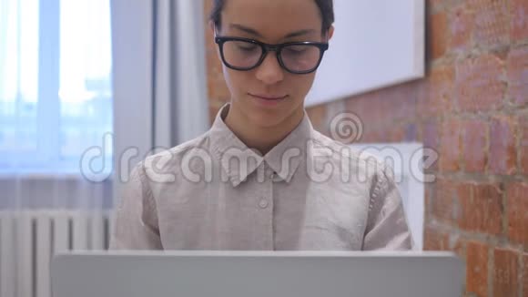 来自办公室的西班牙裔妇女在笔记本电脑上的视频聊天视频的预览图